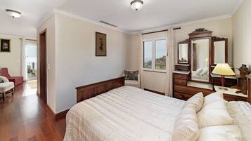 3 bedrooms, in-room safe, iron/ironing board, free cots/infant beds