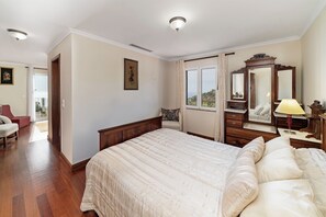 3 chambres, coffres-forts dans les chambres, fer et planche à repasser