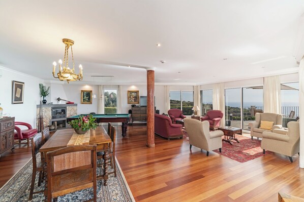 Téléviseur à écran plat, lecteur de DVD, station d’accueil pour iPod