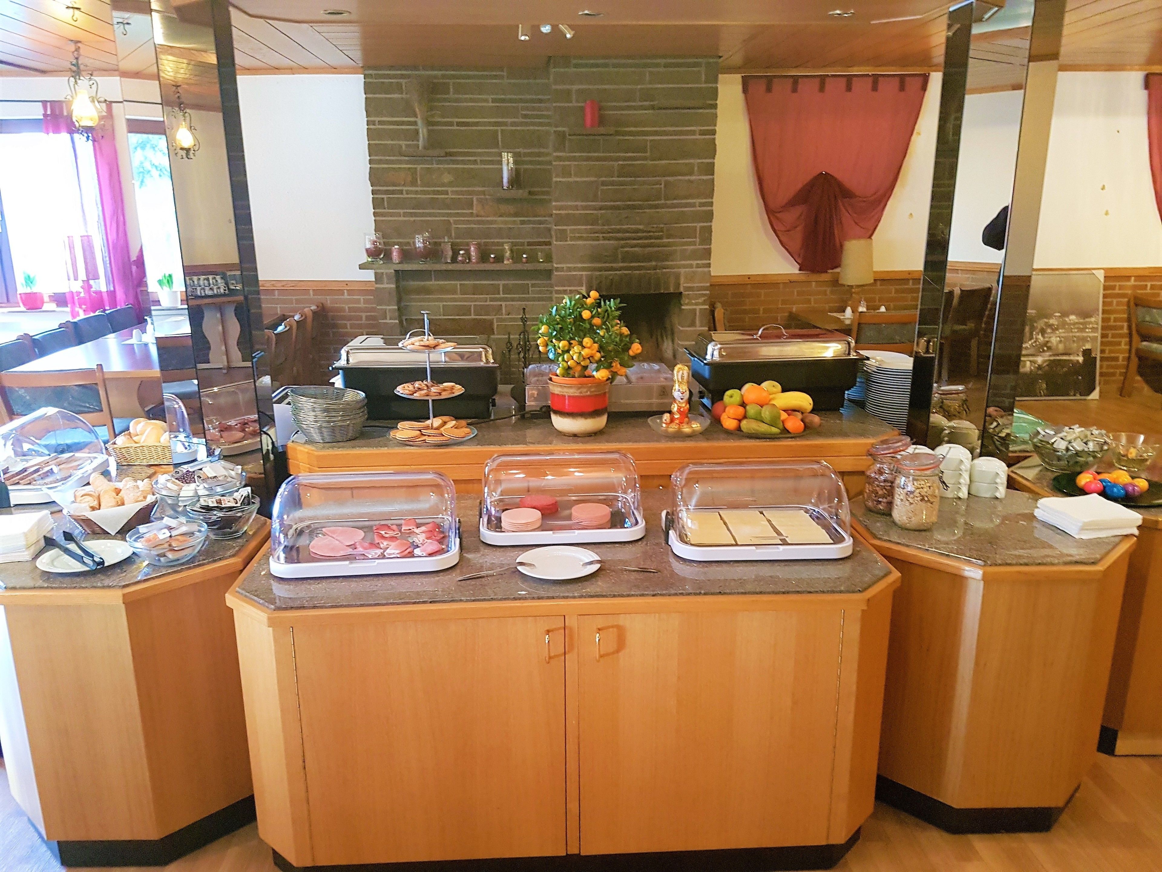 每日供应自助式早餐（每人 EUR 15）