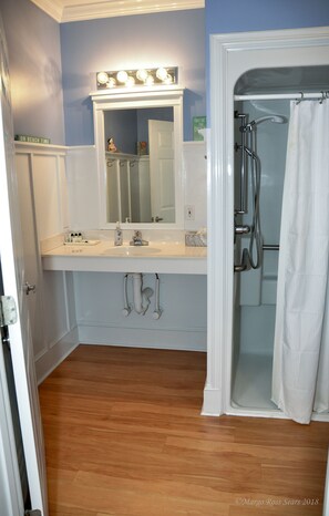 Standard Room, 1 King Bed, Non Smoking (Live Oak) | Bathroom - The Sunset Inn (Sunset Beach)
