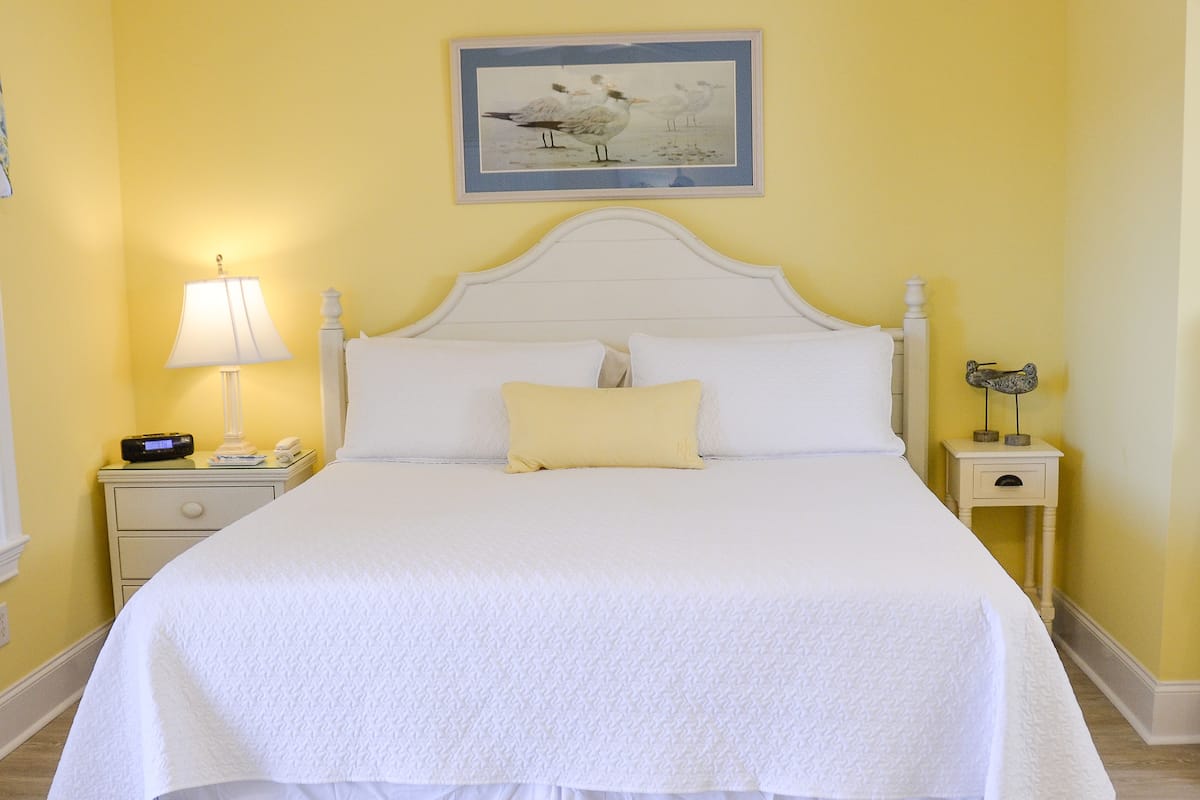 Grand Room, 1 King Bed, Non Smoking (Bird Island) | Individually decorated, individually furnished, free WiFi, bed sheets