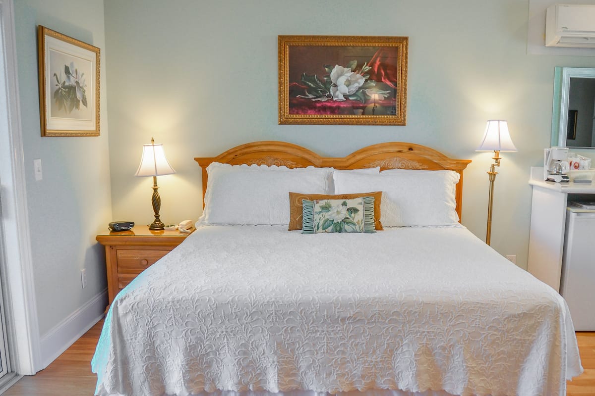Standard Room, 1 King Bed, Non Smoking (Magnolia) | Individually decorated, individually furnished, free WiFi, bed sheets