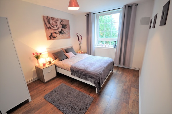 Basic Apartment, 3 Bedrooms | Iron/ironing board, free WiFi, bed sheets - Tower Hill Apartment - 32EV (London)
