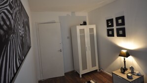 Basic Apartment, 3 Bedrooms | Iron/ironing board, WiFi (free), bed sheets