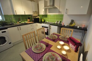 Basic Apartment, 3 Bedrooms | Private kitchen | Fridge, oven, stovetop, electric kettle - Tower Hill Apartment - 32EV (London)