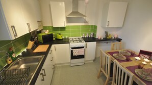 Basic Apartment, 3 Bedrooms | In-room dining