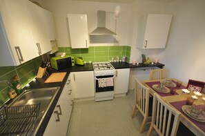 Basic Apartment, 3 Bedrooms | In-room dining - Tower Hill Apartment - 32EV (London)