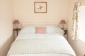 Rom, 1 dobbeltseng, ikke-røyk | Wi-fi (inkludert) og sengetøy