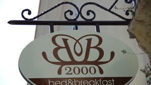 Une enseigne indiquant « Beb 2000, chambre d’hôtes », avec l’adresse du site web.