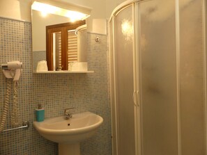 Family Room | Bathroom | Shower, free toiletries, hair dryer, bidet - Beb 2000 (Sassari)