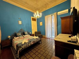 Γραφείο, κουρτίνες συσκότισης, ηχομόνωση, κούνια μωρού ταξιδίου 