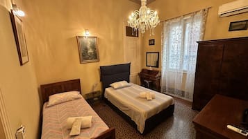 Escritorio, cortinas blackout y sistema de insonorizaciĂłn