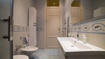 Un baño con inodoro, bidé y lavabo.