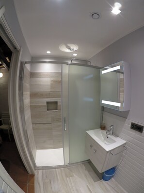 Romantic Double Room, 1 Queen Bed, Ensuite, Lake View (External) | Bathroom | Free toiletries, slippers - Poggiolindo B&B (Capodimonte)