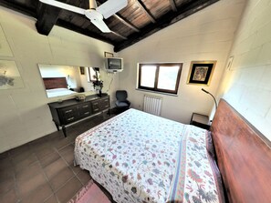Romantic Room, Ensuite, Garden View | 1 bedroom, iron/ironing board, free WiFi, bed sheets