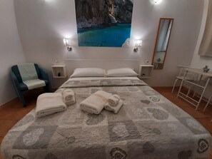 Basic Double Room | Free WiFi, bed sheets - Affittacamere Maristella (Cagliari)