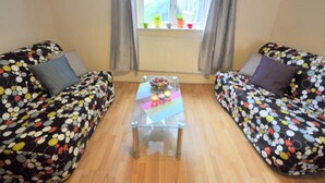Apartment, 3 Bedrooms | Living room | 32-inch flat-screen TV with digital channels, TV - Redmans Holiday Home (London)