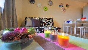 Apartment, 3 Bedrooms | Living room | 32-inch flat-screen TV with digital channels, TV - Redmans Holiday Home (London)