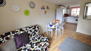 Apartment, 3 Bedrooms | Private kitchen | Fridge, oven, stovetop, electric kettle - Redmans Holiday Home (London)