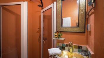 Quarto solteiro, para não fumantes | Banheiro | Chuveiro, ducha de hidromassagem, produtos de toalete grátis