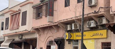 Un edificio con un cartel que indica un hotel.