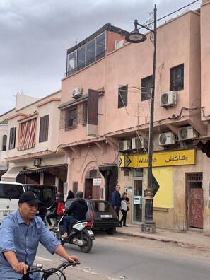 A building with a sign indicating a hotel. - Janat Salam (Marrakech)