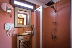 Chambre triple supérieure, non-fumeur | Salle de bain | Douche, pomme de douche hydromassante, articles de toilette (gratuits)