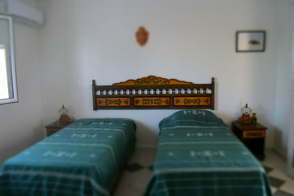 Traditionele kamer, 1 twee- of 2 eenpersoonsbedden, uitzicht op zwembad | Een kluis op de kamer, een bureau, gratis wifi, beddengoed
