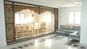 Se sirven desayunos, almuerzos y cenas; cocina local