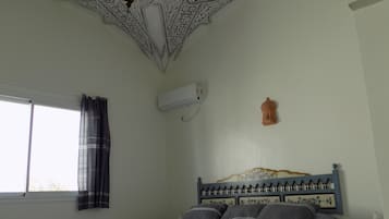 Traditionellt dubbelrum eller tvåbäddsrum - utsikt mot trädgården | Värdeförvaringsskåp på rummet, skrivbord, gratis wi-fi och sängkläder