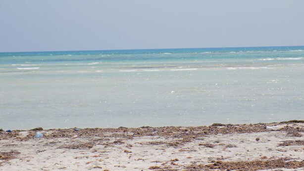 A beach with clear water and a sandy shore. - House Dar Mamina (Zarzis)