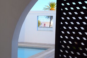 Habitación tradicional - 1 cama matrimonial o 2 individuales, vista a la alberca | Vista desde la habitación