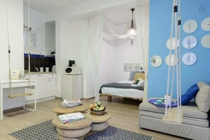 Màn/rèm cản sáng, bàn ủi/dụng cụ ủi quần áo