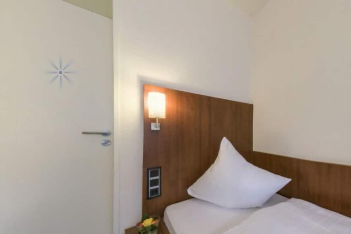 Standard Single Room | In-room safe, desk, iron/ironing board (on request), WiFi (free)