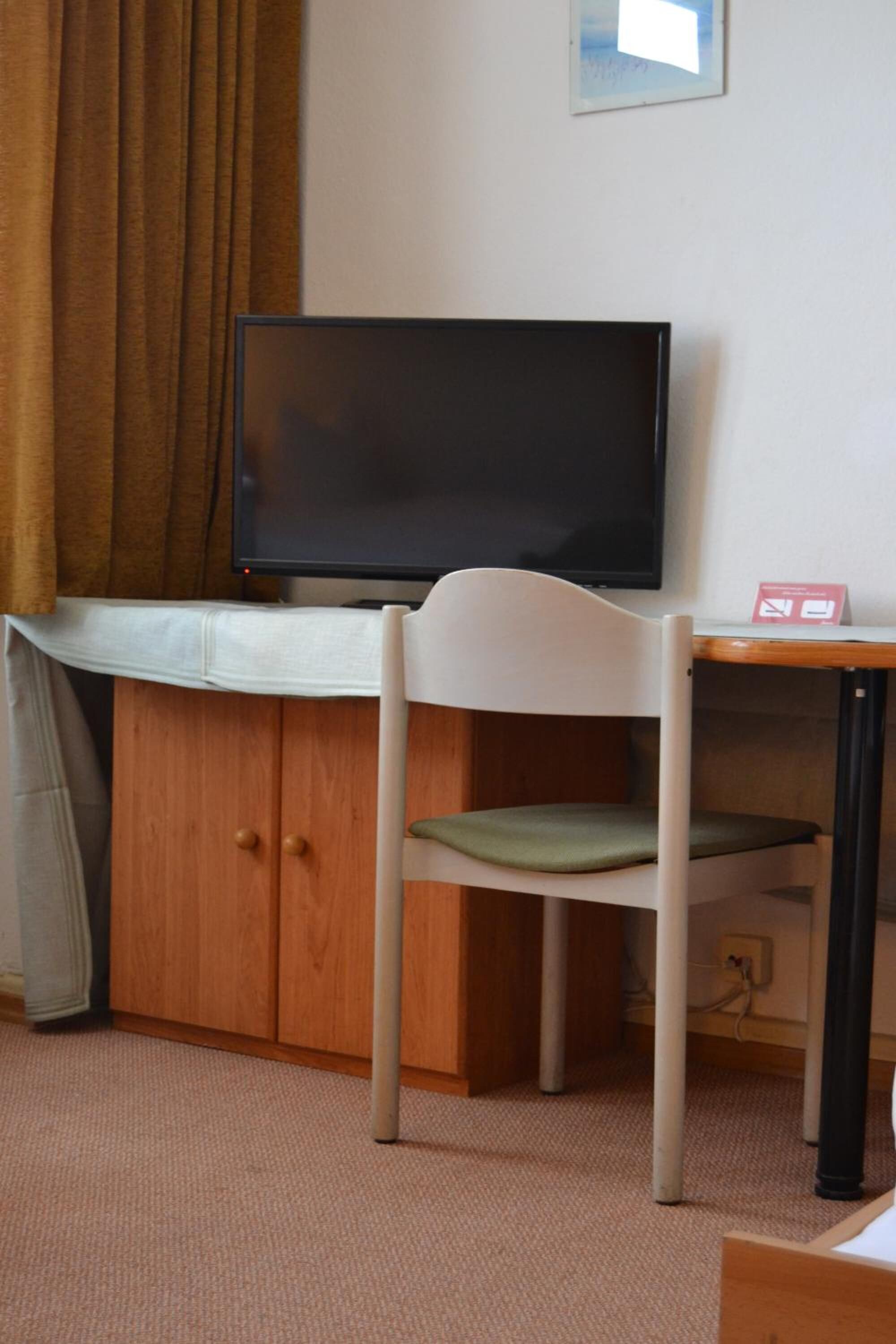 Individually furnished, desk, free WiFi, bed sheets