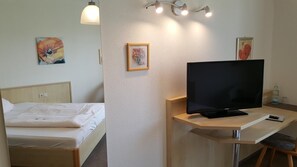 Desk, rollaway beds, free WiFi, bed sheets - Landgasthof Metzgerei Traube (Heidenheim an der Brenz)
