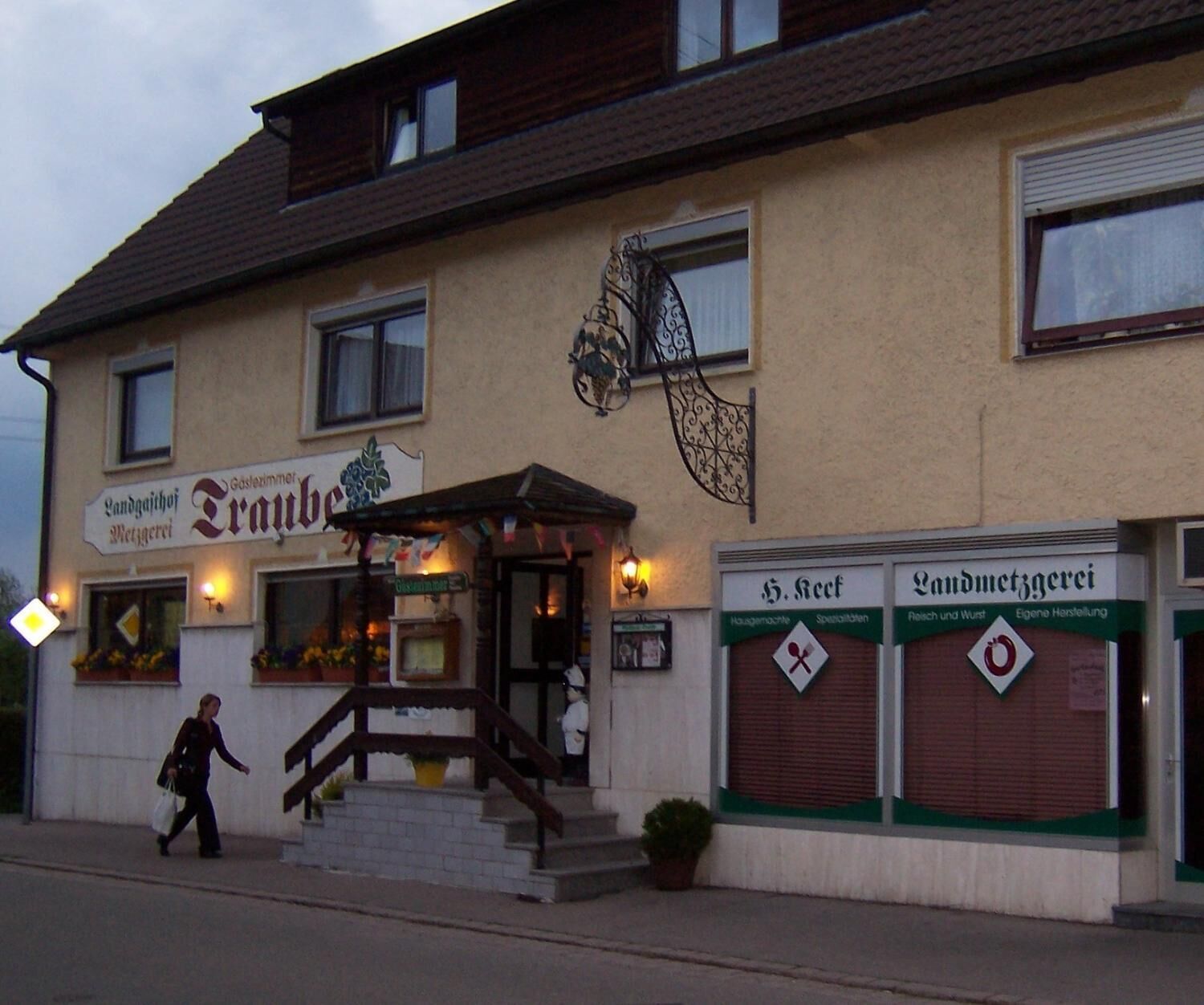 Um edifício com uma placa indicando 'Landgasthof Traub'.