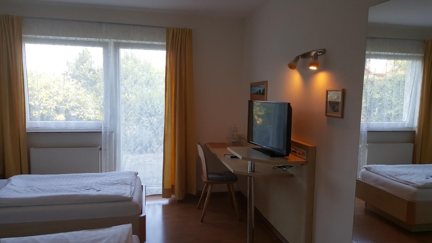 Schreibtisch, Zustellbetten, kostenloses WLAN, Bettwäsche