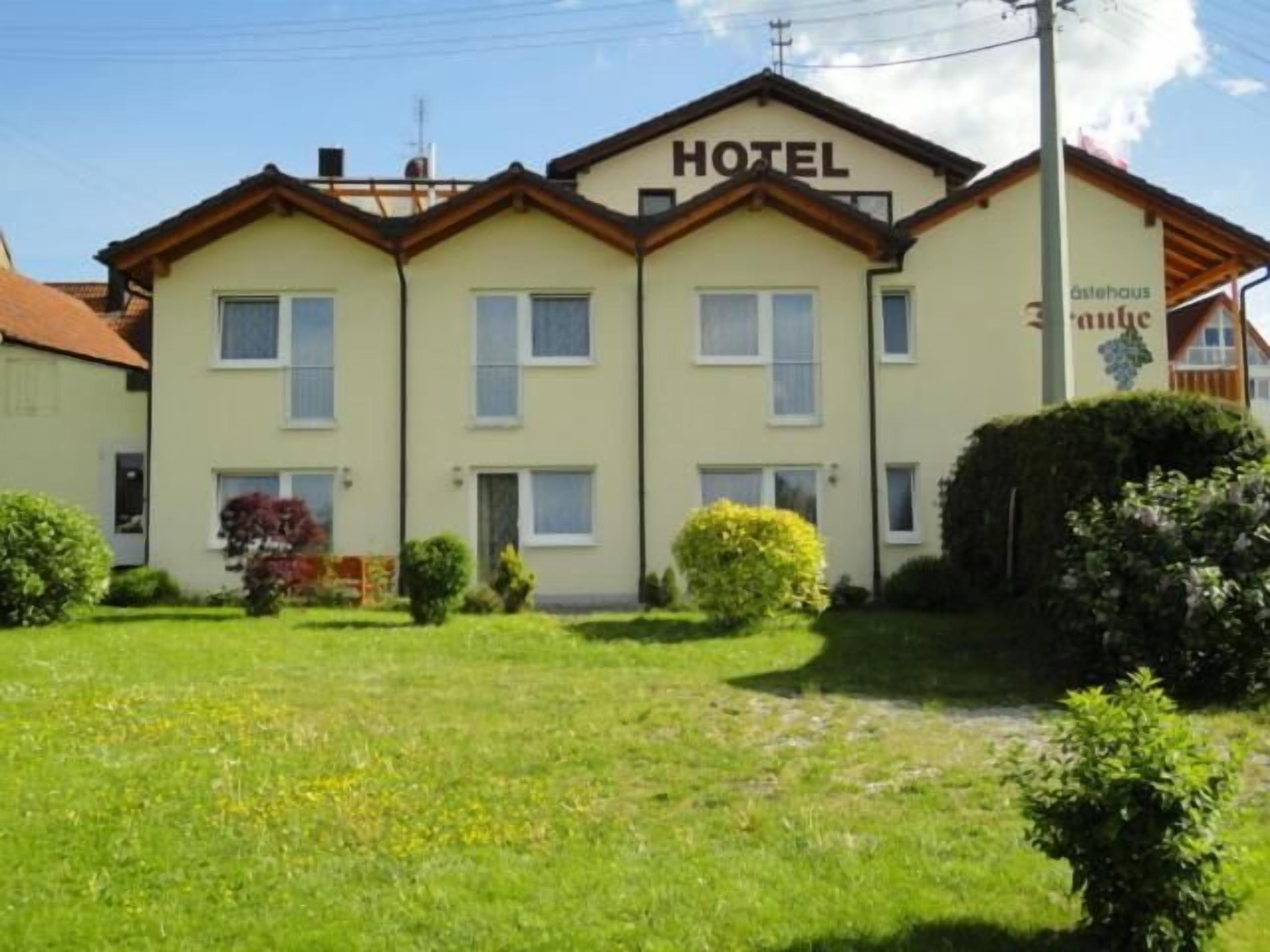 Un edificio de hotel con un letrero que dice "HOTEL" y "Östliche Zone".