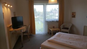 Escritorio, camas supletorias, wifi gratis y ropa de cama