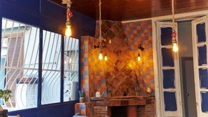 A room with large windows, a checkered wall, and hanging lights. - Artisti Bed&Dreams (Naples)