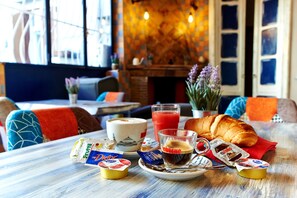 Tägliches inbegriffenes großes Frühstück