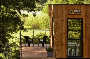 Una cabaña de madera con un letrero que dice "Maria" y el número "5".