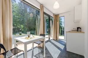Ferienhütte, Mehrere Betten (12-Helena) | Eigene Kochnische | Kühlschrank, Herdplatte, Kochgeschirr/Geschirr/Besteck