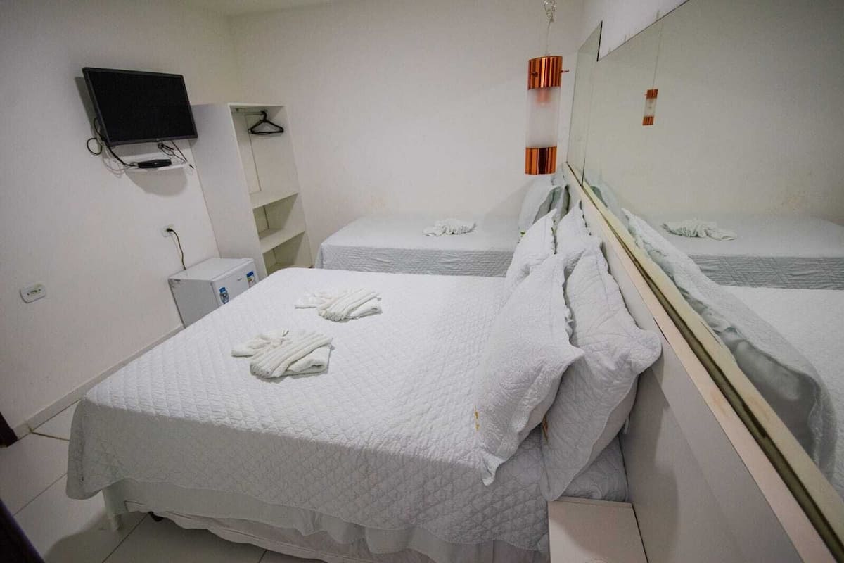 Eenvoudige driepersoonskamer, niet-roken | Een minibar, gratis wifi