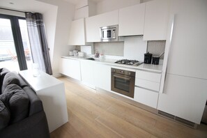 Apartment, 3 Bedrooms | Private kitchen | Full-sized fridge, microwave, oven, stovetop - Watergarden Apartment (London)