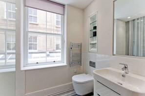 Luxury Apartment | Bathroom | Shower, hair dryer, towels - Luxury Holborn 1 Bedroom Flats (London)