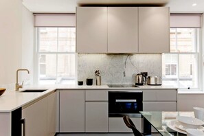 Luxury Apartment | Private kitchen | Fridge, microwave, oven, stovetop - Luxury Holborn 1 Bedroom Flats (London)