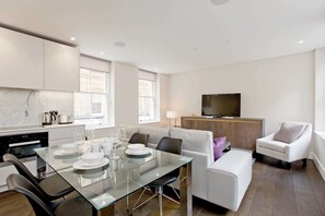 Luxury Apartment | Living room | Flat-screen TV - Luxury Holborn 1 Bedroom Flats (London)